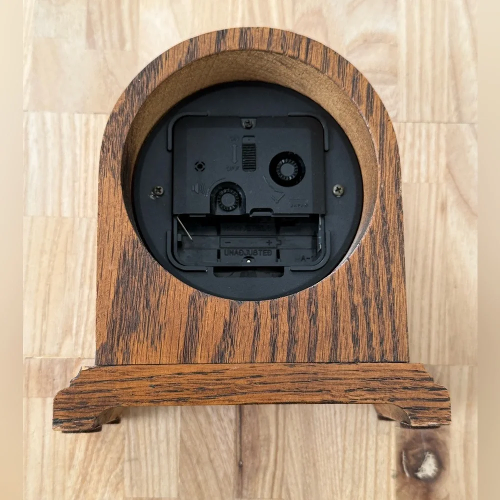 Howard Miller Rare Vintage Oak Wood Mantle Quartz Clock